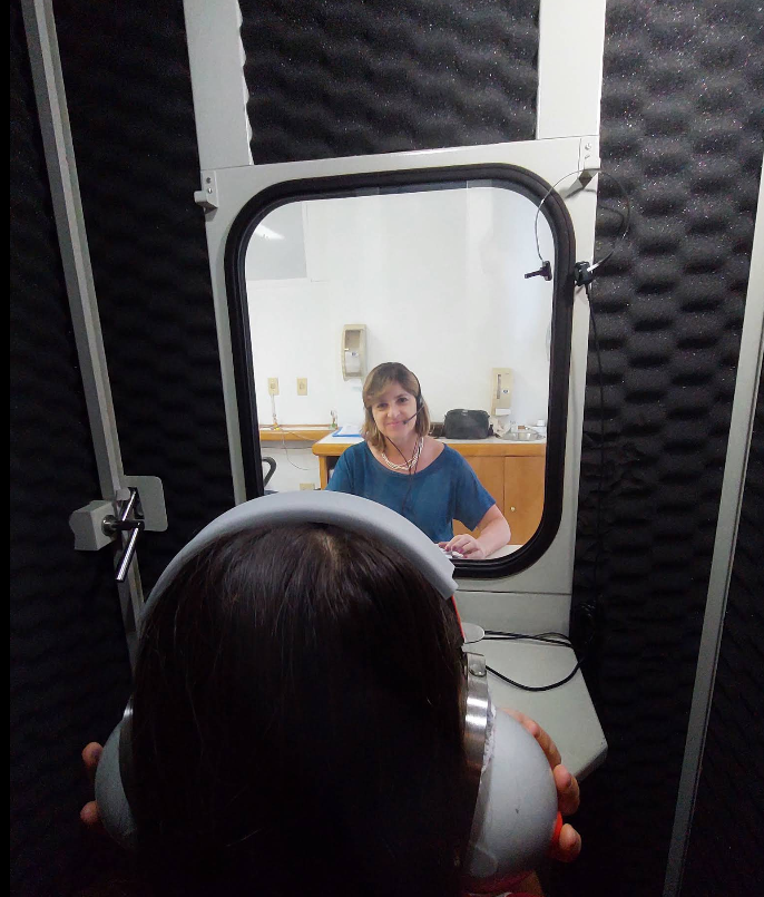 Simone Ebel atendendo um paciente em seu consultório