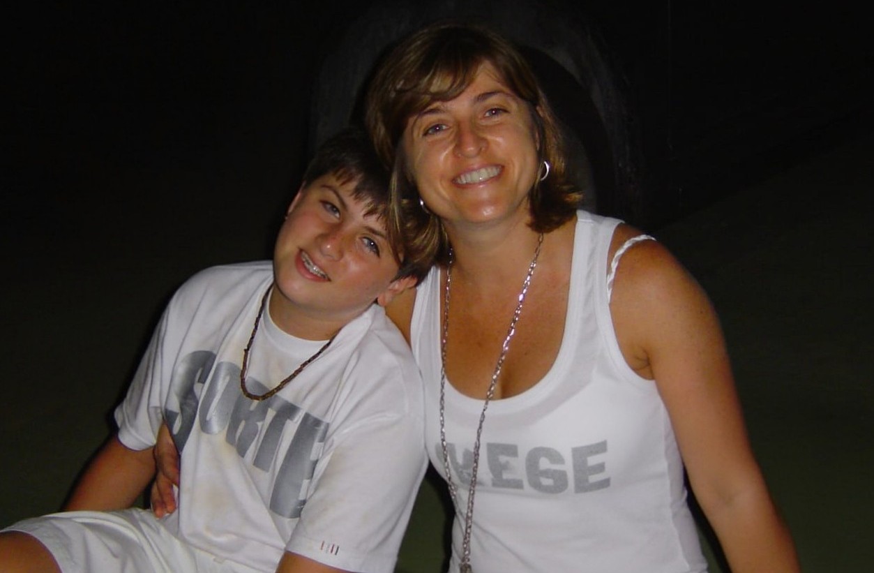 Simone Ebel com seu filho - Fonoaudióloga especialista em Processamento Auditivo Central